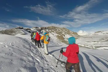 TINGKAT KEYAKINAN: Cik Sri Noorhazleen yang turut serta pendaki lain dalam kesemua pendakian yang dilakukan, berharap syarikatnya, Amazing Trekkers Club, itu dapat mempertingkat keyakinan diri dan menjadikan wanita lebih berdikari. - Foto AMAZING TREKKERS CLUB