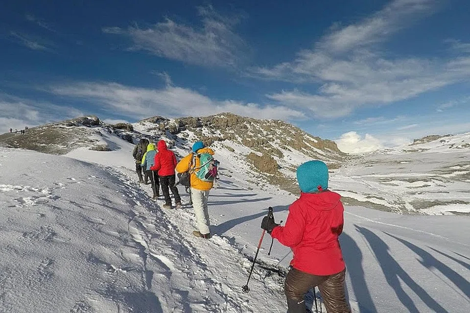 TINGKAT KEYAKINAN: Cik Sri Noorhazleen yang turut serta pendaki lain dalam kesemua pendakian yang dilakukan, berharap syarikatnya, Amazing Trekkers Club, itu dapat mempertingkat keyakinan diri dan menjadikan wanita lebih berdikari. - Foto AMAZING TREKKERS CLUB
