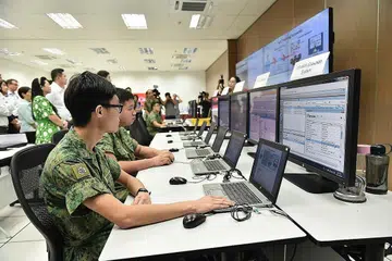 LINDUNGI RUANG SIBER: Anggota Perkhidmatan Negara (NS) sepenuh masa menjalani latihan keselamatan siber di CyTEC. Perkhidmatan Digital dan Perisikan SAF akan bertanggungjawab bagi perisikan, pertahanan siber dan psikologi, serta memajukan SAF sebagai pasukan rangkaian. - Foto fail
