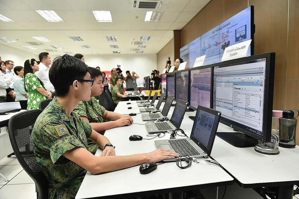LINDUNGI RUANG SIBER: Anggota Perkhidmatan Negara (NS) sepenuh masa menjalani latihan keselamatan siber di CyTEC. Perkhidmatan Digital dan Perisikan SAF akan bertanggungjawab bagi perisikan, pertahanan siber dan psikologi, serta memajukan SAF sebagai pasukan rangkaian. - Foto fail