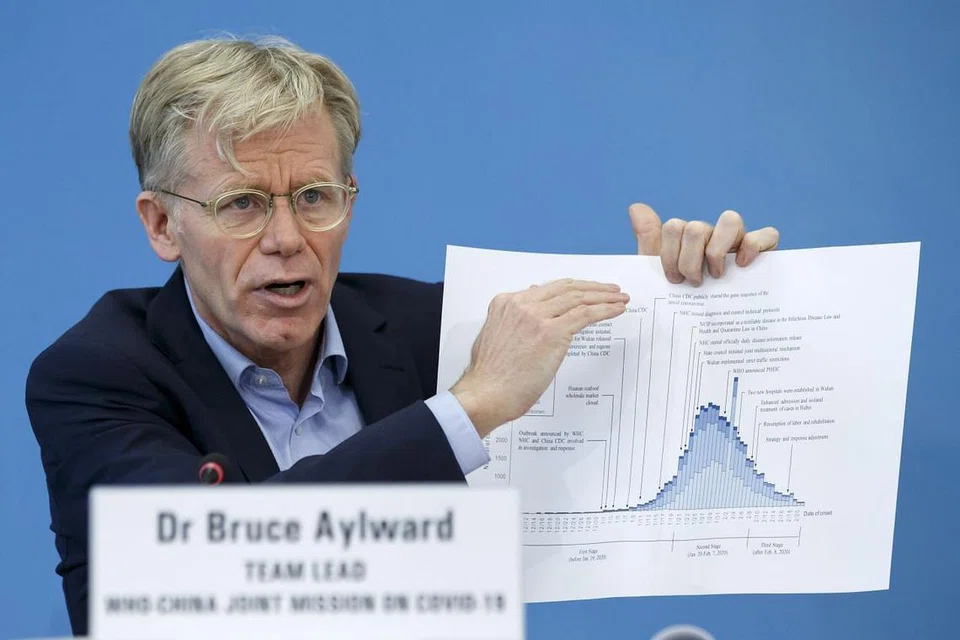  Encik Bruce Aylward memaklumkan kepada media tentang virus Covid-19 setelah pulang dari China. FOTO: EPA-EFE. 