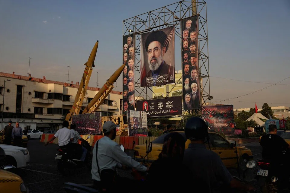 Peluru berpandu Iran dipamerkan bersebelahan sepanduk bergambar Pemimpin Agung Iran, Mojtaba Khamenei, di Tehran pada 27 September 2026. Iran menegaskan kesediaannya untuk menyambung rundingan dengan Amerika Syarikat, tetapi tetap berkeras dengan tuntutannya sebelum membuka semula Selat Hormuz.
