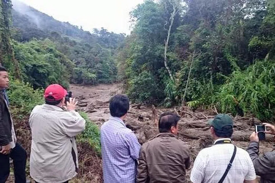 MEMERIKSA KAWASAN BANJIR: Anggota Parlimen Ranau, Datuk Ewon Ebin, dan beberapa pegawai memeriksa kerosakan akibat bencana alam petang kelmarin. - Foto SABAHUPTODATE