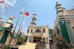 SOKONG TUGAS RRG: Masjid Khadijah (atas), yang dibina pada 1920, turut berperanan penting menyokong tugas RRG, yang ditubuhkan pada 2003.