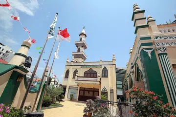 SOKONG TUGAS RRG: Masjid Khadijah (atas), yang dibina pada 1920, turut berperanan penting menyokong tugas RRG, yang ditubuhkan pada 2003.