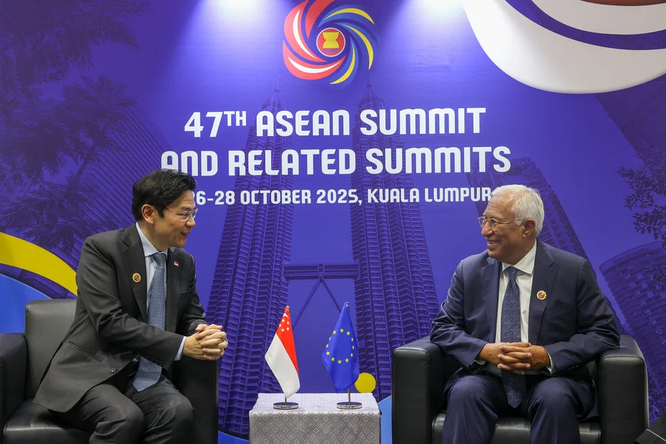 Perdana Menteri, Encik Lawrence Wong (kiri) bertemu Presiden Majlis Eropah António Costa di sela Sidang Puncak Asean ke-47 di Kuala Lumpur, Malaysia pada 26 Oktober.