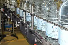 PROSES PEMBOTOLAN: Kilang pembotolan air zamzam memastikan edaran mencukupi untuk keperluan masyarakat dan jemaah Muslim yang berada di Arab Saudi. - Foto RH SERVICES