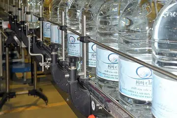 PROSES PEMBOTOLAN: Kilang pembotolan air zamzam memastikan edaran mencukupi untuk keperluan masyarakat dan jemaah Muslim yang berada di Arab Saudi. - Foto RH SERVICES