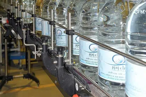 PROSES PEMBOTOLAN: Kilang pembotolan air zamzam memastikan edaran mencukupi untuk keperluan masyarakat dan jemaah Muslim yang berada di Arab Saudi. - Foto RH SERVICES