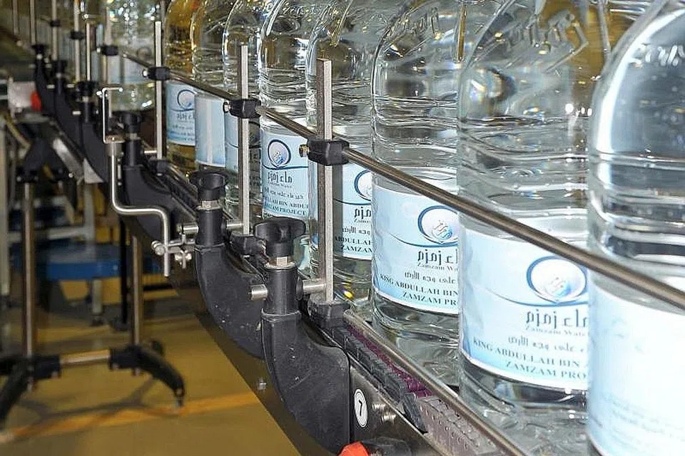 PROSES PEMBOTOLAN: Kilang pembotolan air zamzam memastikan edaran mencukupi untuk keperluan masyarakat dan jemaah Muslim yang berada di Arab Saudi. - Foto RH SERVICES
