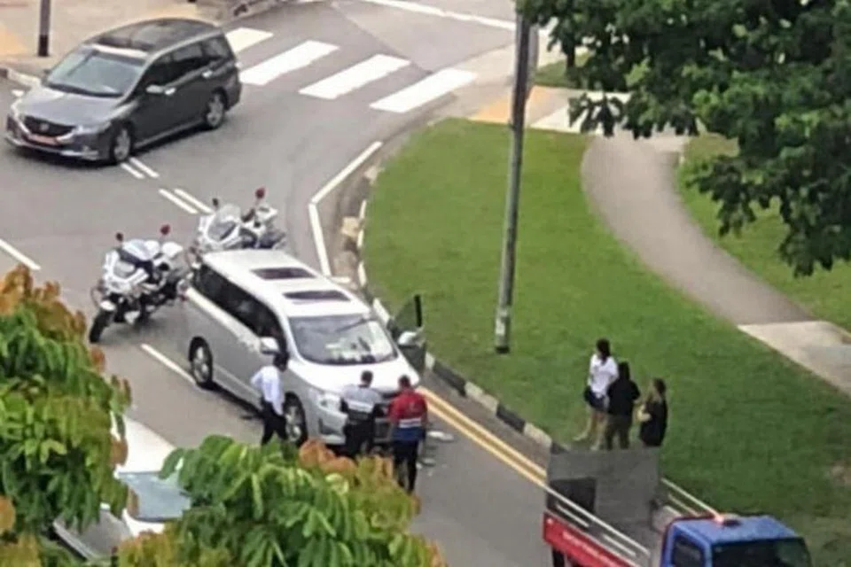 NAHAS JALAN RAYA: Kemalangan itu berlaku semasa kereta berkenaan ingin membelok kiri.