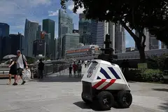 ROBOT RONDA: Pasukan Polis Singapura (SPF) telah bekerjasama dengan Teknologi Home Team (HTX) untuk menyediakan robot rondaan yang akan dikerahkan di Esplanade Waterfront dan MRT Downtown.