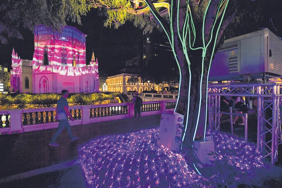 MENYUNTIK CAHAYA BARU: Pesta Malam Singapura ini menampilkan lebih 55 acara yang penuh berwarna dan pelbagai bentuk. - Foto BH oleh ALPHONSUS CHERN