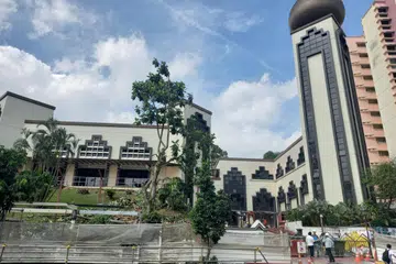 Masjid yang terletak di kawasan bukit ini telah dibina 37 tahun dahulu dan sedang ditutup sepenuhnya untuk menjalani projek peningkatan. 