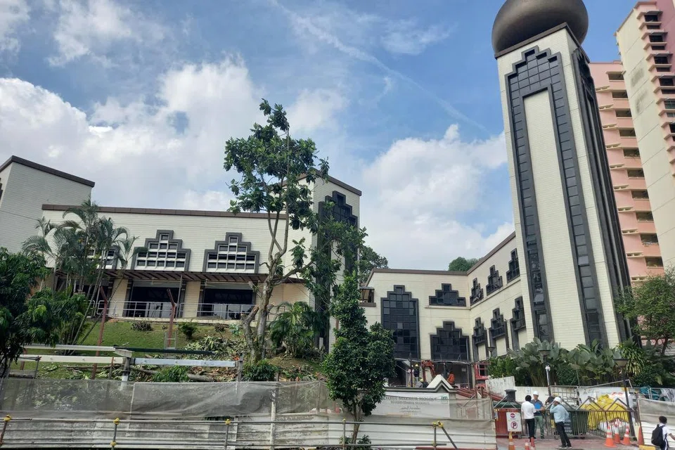 Masjid yang terletak di kawasan bukit ini telah dibina 37 tahun dahulu dan sedang ditutup sepenuhnya untuk menjalani projek peningkatan. 