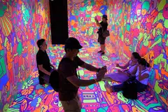 Salah satu pertunjukan kemuncak Pesta Malam Singapura edisi ke-15 pada 2024 ialah seni pemasangan oleh Rizman Putra, ‘The Happiest Days of our Lives’, di Stamford Arts Centre.