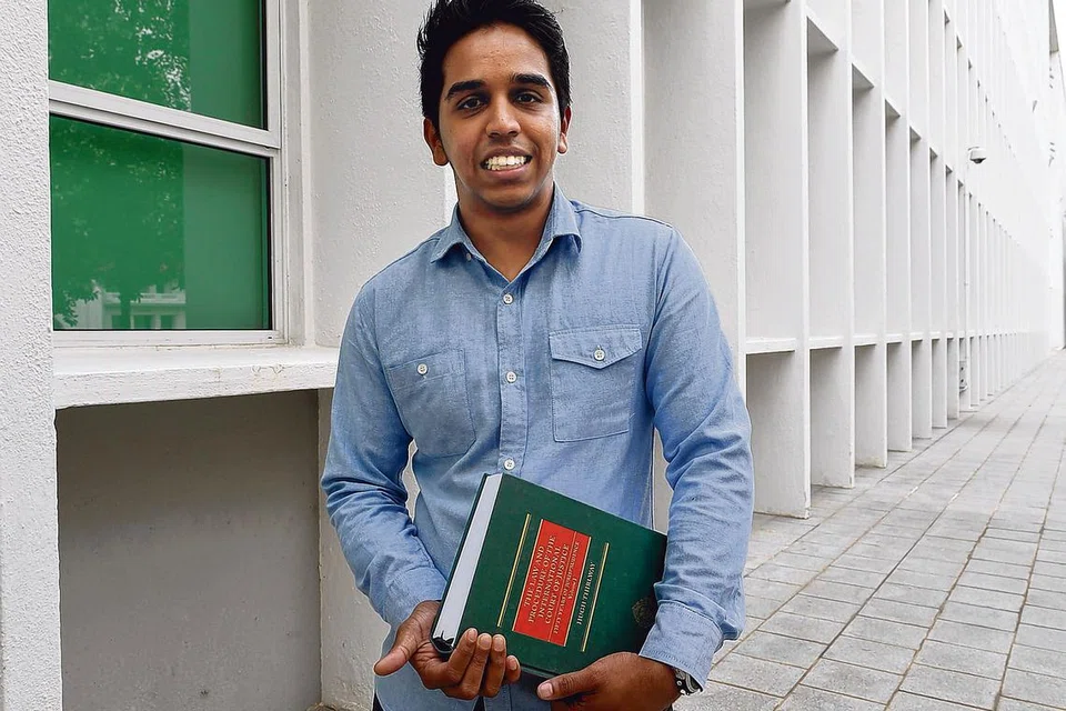 PENERIMA BIASISWA: Encik Hairul Hakkim Kuthibutheen, pelajar jurusan undang-undang di Universiti Nasional Singapura (NUS), antara penerima biasiswa MTFA. - Foto TUKIMAN WARJI