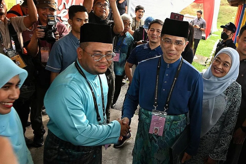 SEMANGAT SETIAKAWAN: Menteri Besar Selangor Datuk Amirudin Shari (kiri) berdepan dengan rakannya yang kini jadi pesaing, Datuk Azmin Ali di Gombak. - Foto BH oleh ARIFFIN JAMAR