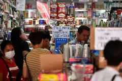 KEHABISAN: Sebuah kedai di Singapura kehabisan stok pelitup dan pembersih tangan pada 10 Februari.