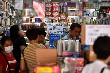 KEHABISAN: Sebuah kedai di Singapura kehabisan stok pelitup dan pembersih tangan pada 10 Februari.