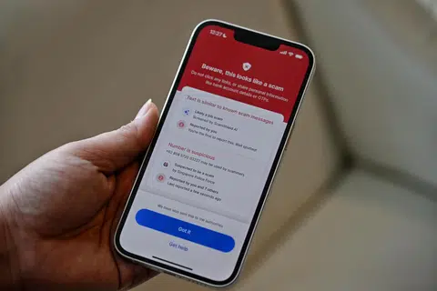 Aplikasi ScamShield akan menunjukkan warna merah jikalau mesej, nombor telefon atau laman web mempunyai unsur penipuan. 