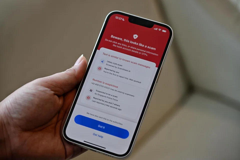 Aplikasi ScamShield akan menunjukkan warna merah jika mesej, nombor telefon atau laman web mempunyai unsur penipuan. 