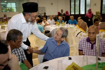 BANTUAN MELUAS: Antara lain, Muis menghulurkan agihan Bonus Ramadan - menerusi asnaf Fakir dan Miskin - kepada para penghuni rumah-rumah kebajikan 