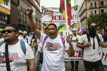 BANTAH: Seorang penunjuk perasaan melaungkan slogan membantah pemeteraian Konvensyen Antarabangsa Mengenai Penghapusan Segala Bentuk Diskriminasi Kaum (ICERD). - Foto AFP