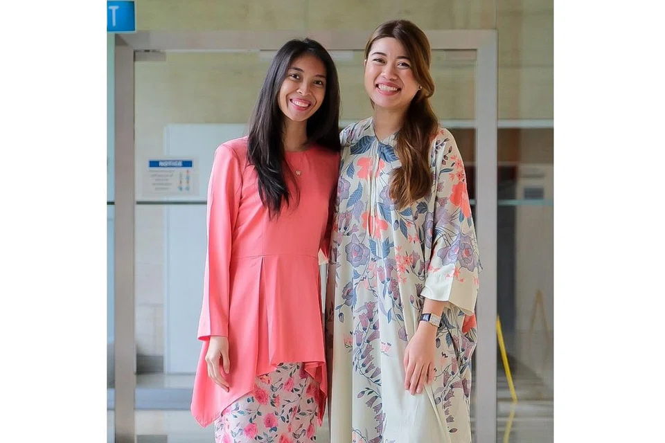 KUIH KEGEMARAN: Wartawan muda, Dahlia Zulkifli (kanan) dan wartawan visual Iffah Qistina Irwan (kiri) berkongsi kuih yang mereka nanti-nantikan setiap tibanya Raya.- Foto BH oleh SHAFIQ APANDI 