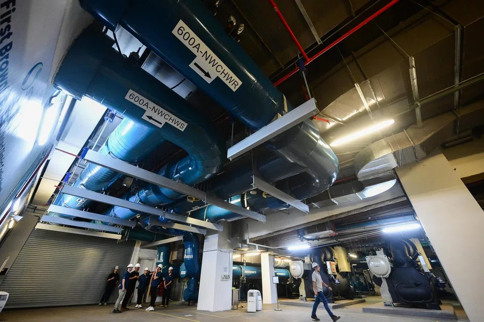 Sebuah rangkaian Pembahagian Penyejukan Daerah (DDC) di Our Tampines Hub (OTH) dilancar pada 14 Mac. Gambar menunjukkan paip yang mengeluarkan air dingin dari OTH ke enam kawasan lain di Tampines.