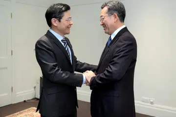 Naib Perdana Menteri China, Encik Ding XueXiang (kanan), bersama Perdana Menteri, Encik Lawrence Wong. 