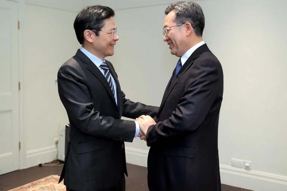 Naib Perdana Menteri China, Encik Ding XueXiang (kanan), bersama Perdana Menteri, Encik Lawrence Wong. 