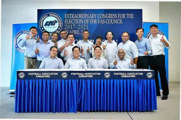 'PEJUANG' BOLA SEPAK NEGARA: Pasukan yang diketuai Lim Kia Tong (dua dari kiri, barisan depan) bergambar sejurus memenangi undian FAS pada tahun lalu. Razali (tengah, barisan belakang) merupakan salah seorang dari pada empat naib presiden dalam eksko baru FAS itu. - Foto fail