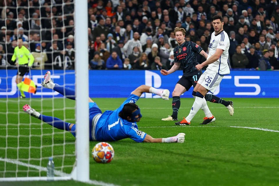Pemain tengah, Manchester City, Kevin De Bruyne (berjersi gelap), menjaringkan gol ketika menentang FC Copenhagen dalam perlawanan pertama pusingan 16 terakhir. City menewaskan Copenhagen 3-1.