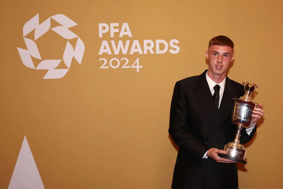 Pemain Chelsea, Cole Palmer,  memenangi anugerah Pemain Muda Terbaik Tahunan Persatuan Pemain Bola Sepak Profesional (PFA) bagi 2024. 
