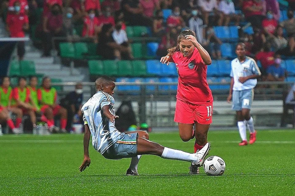BAKAT BESAR: Putri Syaliza Sazali ketika beraksi untuk Singapura menentang Seychelles pada 4 April lalu di Stadium Jalan Besar. - Foto BH oleh DESMOND WEE