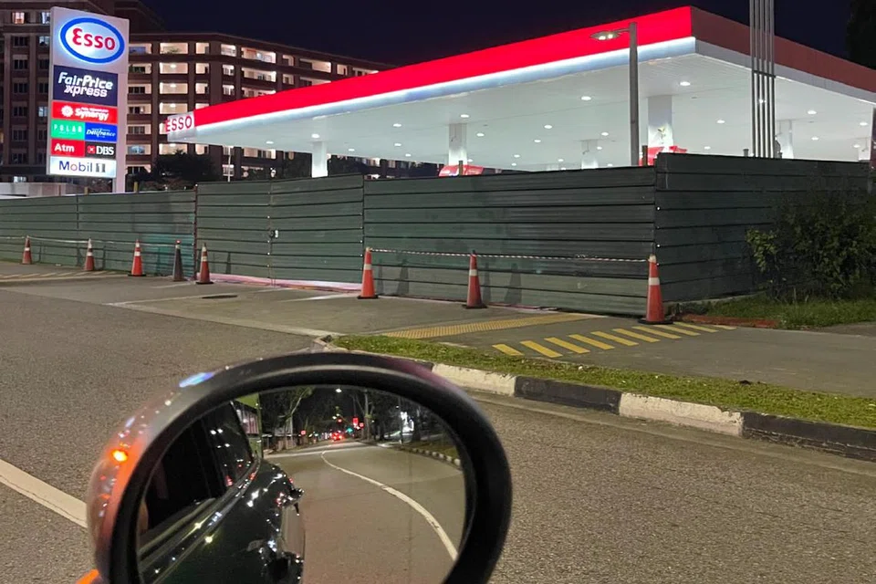 SUDAH DIKEPUNG: Stesen pam minyak Esso di Tampines Avenue 7 kelihatan dikepung pada 27 September.