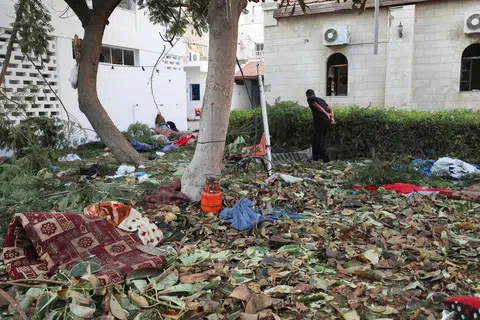 PERIKSA HOSPITAL: Rakyat Palestin memeriksa kawasan sekitar Hospital al-Ahli Arab, bandar Gaza yang dibom mengakibatkan ratusan nyawa terkorban.