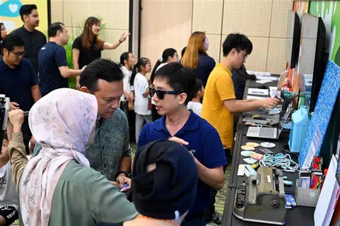 Penyelia Jabatan Pengeluaran Braille, SAVH, Encik Jason Setok (kanan), berkata menyesuaikan diri dengan masalah penglihatan ialah sangat mencabar, terutama bagi golongan warga emas. Turut berada dalam gambar ialah Menteri Negara Kanan (Pertahanan merangkap Kemampanan dan Sekitaran), Encik Zaqy Mohamad (dua dari kiri), di sidang media Raikan Ilmu 2025 di Safra Choa Chu Kang pada 27 Jun. Turut berada dalam gambar ialah Ketua Pegawai Eksekutif (CEO) Mendaki, Cik Zuraidah Abdullah (kiri). 