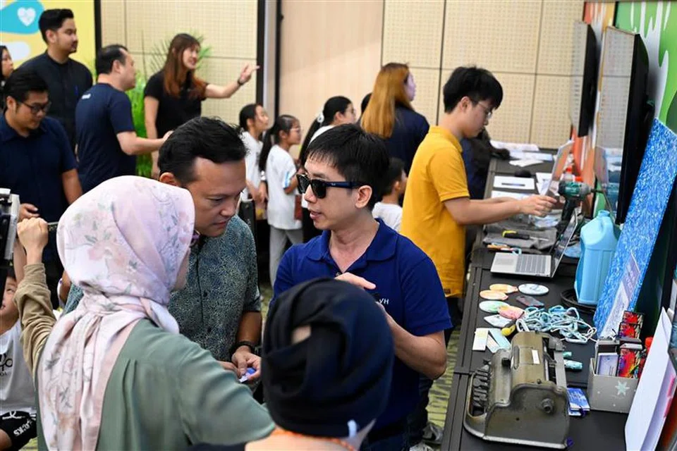 Penyelia Jabatan Pengeluaran Braille, SAVH, Encik Jason Setok (kanan), berkata menyesuaikan diri dengan masalah penglihatan ialah sangat mencabar, terutama bagi golongan warga emas. Turut berada dalam gambar ialah Menteri Negara Kanan (Pertahanan merangkap Kemampanan dan Sekitaran), Encik Zaqy Mohamad (dua dari kiri), di sidang media Raikan Ilmu 2025 di Safra Choa Chu Kang pada 27 Jun. Turut berada dalam gambar ialah Ketua Pegawai Eksekutif (CEO) Mendaki, Cik Zuraidah Abdullah (kiri). 