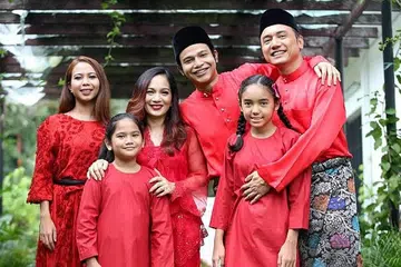 KOMUNIKASI TERBUKA: Datuk Sheila Majid (tiga dari kiri) mahu anak (dari kiri) Wan Nur Khaleda, Khalifa Laila Murshim, Megat Abdul Majid dan Khadeja Zaireen Murshim, selesa berbincang dengannya dan Acis (kanan).