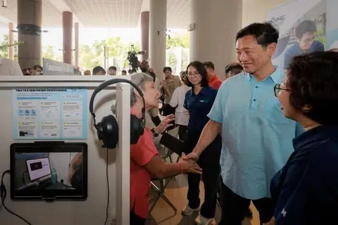 Menteri Kesihatan, Encik Ong Ye Kung, melawat reruai pameran semasa Hari Tulang dan Otot (Muskuloskeletal) NHG Health di Hospital Woodlands pada 28 Mac.