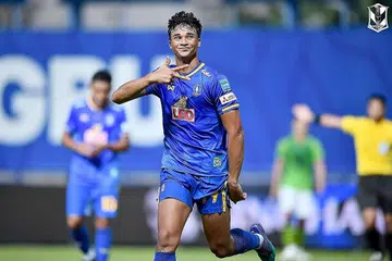 SEMAKIN MENYENGAT: Ikhsan telah menjaringkan sembilan gol dalam 13 perlawanan bagi BG Pathum musim ini (atas) dan menjaringkan 13 gol dalam 26 perlawanan bagi Singapura. 