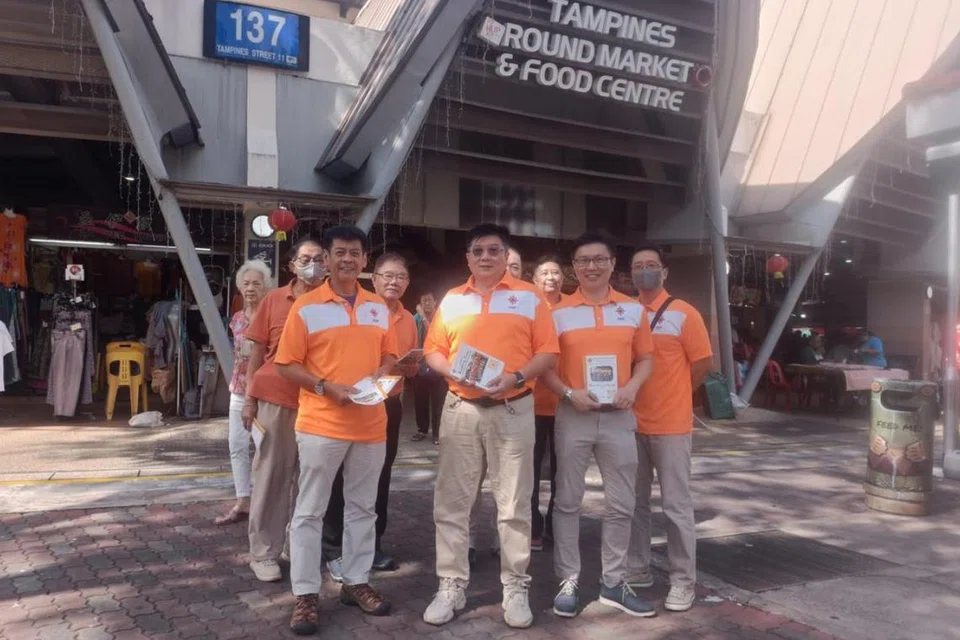 Ketua Parti Perpaduan Nasional (NSP), Encik Spencer Ng (dua dari kanan), dan presiden NSP, Encik Reno Fong (tiga dari kanan), mendekati penduduk di Pusat Makanan dan Pasar Bulat Tampines pada 9 Februari. 