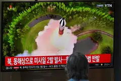 TIMBULKAN KETEGANGAN: Seorang lelaki menonton dari dekat skrin televisyen di stesen kereta api di Seoul yang menyiarkan berita mengenai  rakaman ujian peluru berpandu Korea Utara.