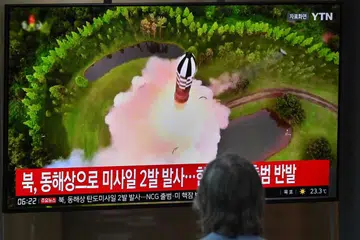 TIMBULKAN KETEGANGAN: Seorang lelaki menonton dari dekat skrin televisyen di stesen kereta api di Seoul yang menyiarkan berita mengenai  rakaman ujian peluru berpandu Korea Utara.