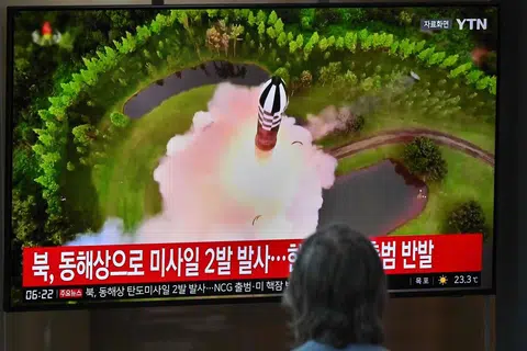 TIMBULKAN KETEGANGAN: Seorang lelaki menonton dari dekat skrin televisyen di stesen kereta api di Seoul yang menyiarkan berita mengenai  rakaman ujian peluru berpandu Korea Utara.