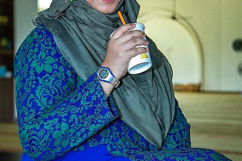 DAHULUKAN TANGAN KANAN: Ustazah Tuty Alawiyah berkata mendahulukan yang kanan adalah ketika melakukan sesuatu yang mulia atau pekerjaan yang baik, termasuk untuk minum. - Foto BH oleh ZALEHA ABDUL KADER