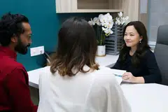 Seorang pakar kesuburan wanita sedang memberi penerangan mengenai proses kehamilan (gambar hiasan).