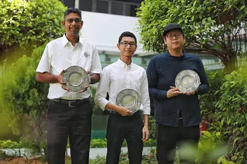 SEMANGAT AWAM: (Dari kiri) Encik Satesh Kumar A/L Raman, 46 tahun, Encik Muhammad Afiq Roslee, 23 tahun dan Muhammad Zakaria Rosli, 27 tahun menerima anugerah itu di ibu pejabat Divisyen Polis Bedok. - Foto BH oleh GIN TAY